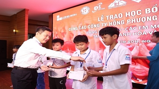 Lãnh đạo Công ty TNHH Long Sơn trao học bổng cho học sinh nghèo hiếu học