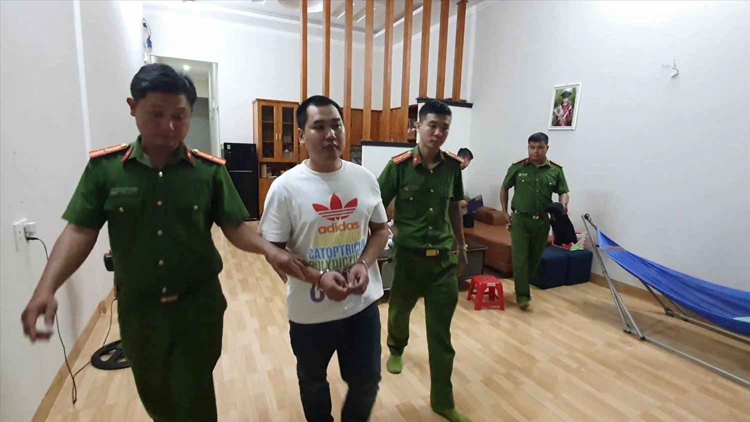 Lực lượng Công an thi hành lệnh bắt đối tượng Nguyễn Minh Trúc