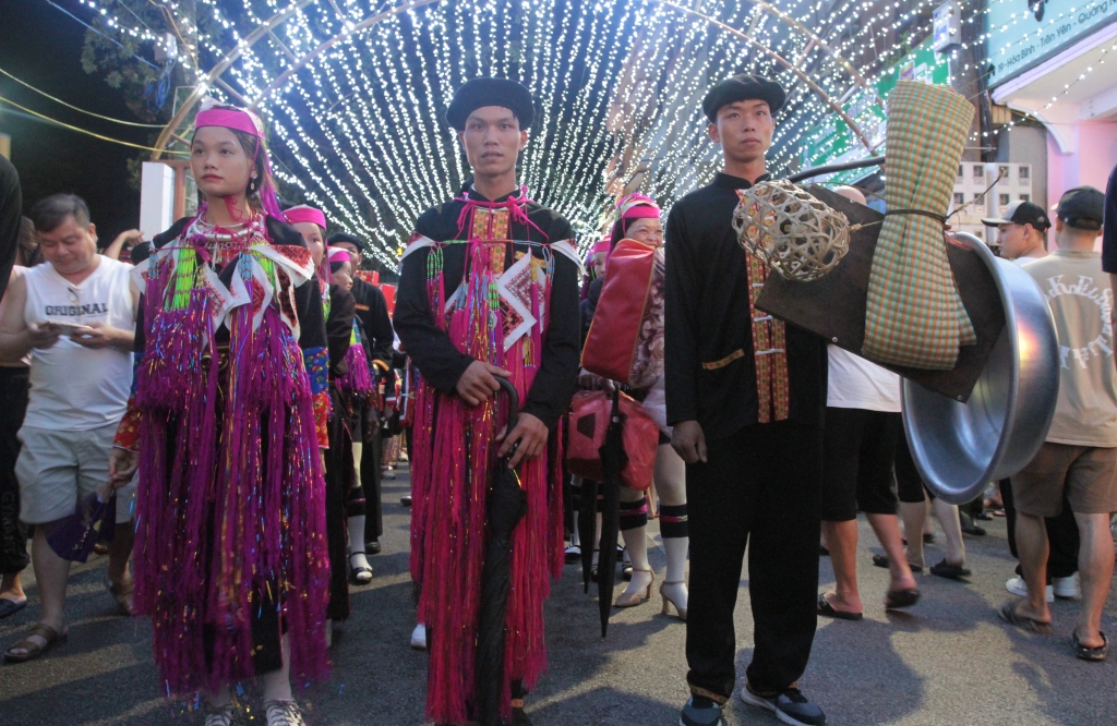 Trình diễn phong tục đón dâu trong đám cưới của người Dao Thanh Y tại Lễ hội nghệ thuật đường phố huyện Tiên Yên năm 2023