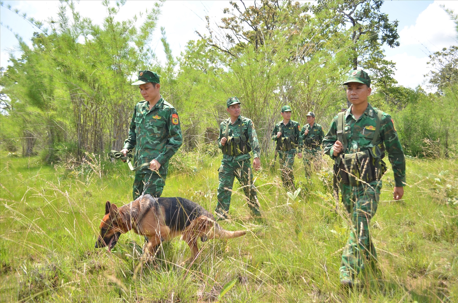 Cán bộ, chiến sĩ Đồn Biên phòng Cửa khẩu Đắk Ruê tăng cường tuần tra, bảo vệ biên giới