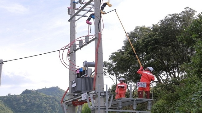 Cán bộ Công ty Điện lực Thanh Hóa thực hiện nghi thức đóng cấp điện cho Nhân dân bản Sài Khao(ảnh Lê Hợi)