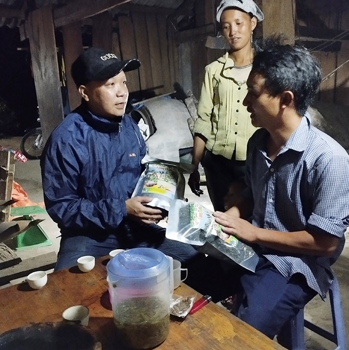 Anh Min Sử Sảng, Bí thư Chi bộ thôn Phìn Sư, xã Túng Sán, huyện Hoàng Su Phì giới thiệu sản phẩm chè Túng Sán của gia đình với du khách