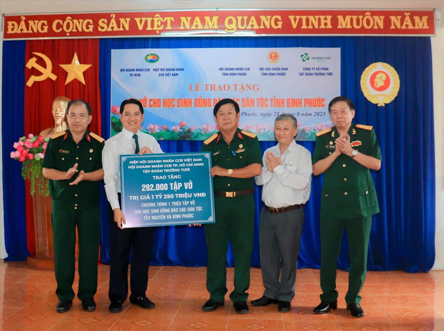 Tổng số tập vở trao tặng cho các em trong chương trình tại tỉnh Bình Phước là 292.000 quyển, trị giá 1 tỳ 250 triệu đồng
