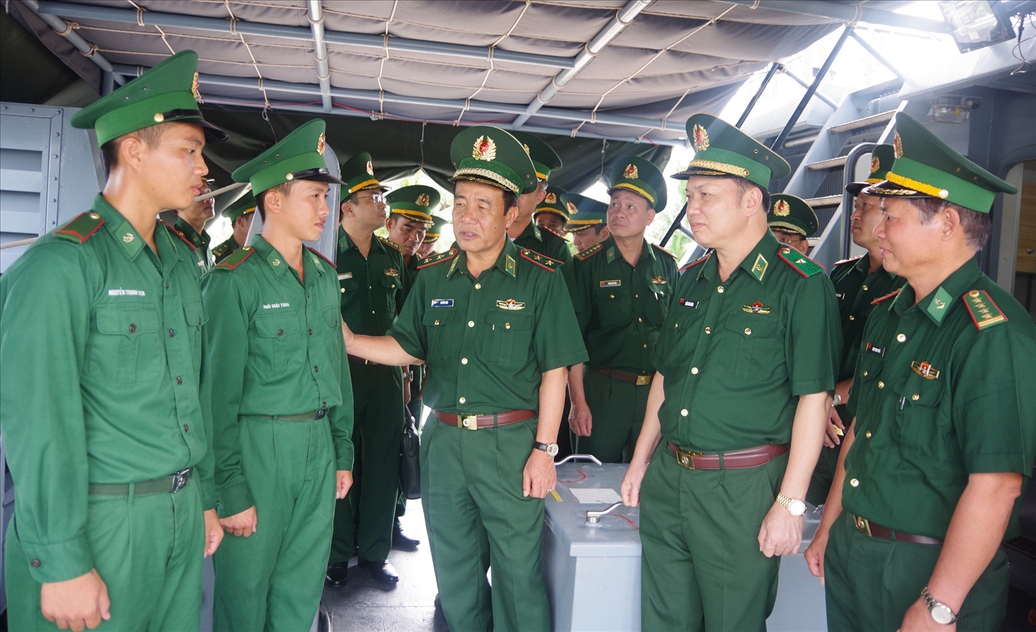 Đồng chí Tư lệnh BĐBP thăm hỏi, động viên chiến sỹ trẻ Hải đoàn Biên phòng 28