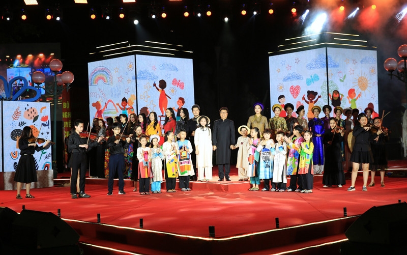 Biểu diễn văn nghệ chào mừng Lễ hội quà tặng du lịch Hà Nội 2022