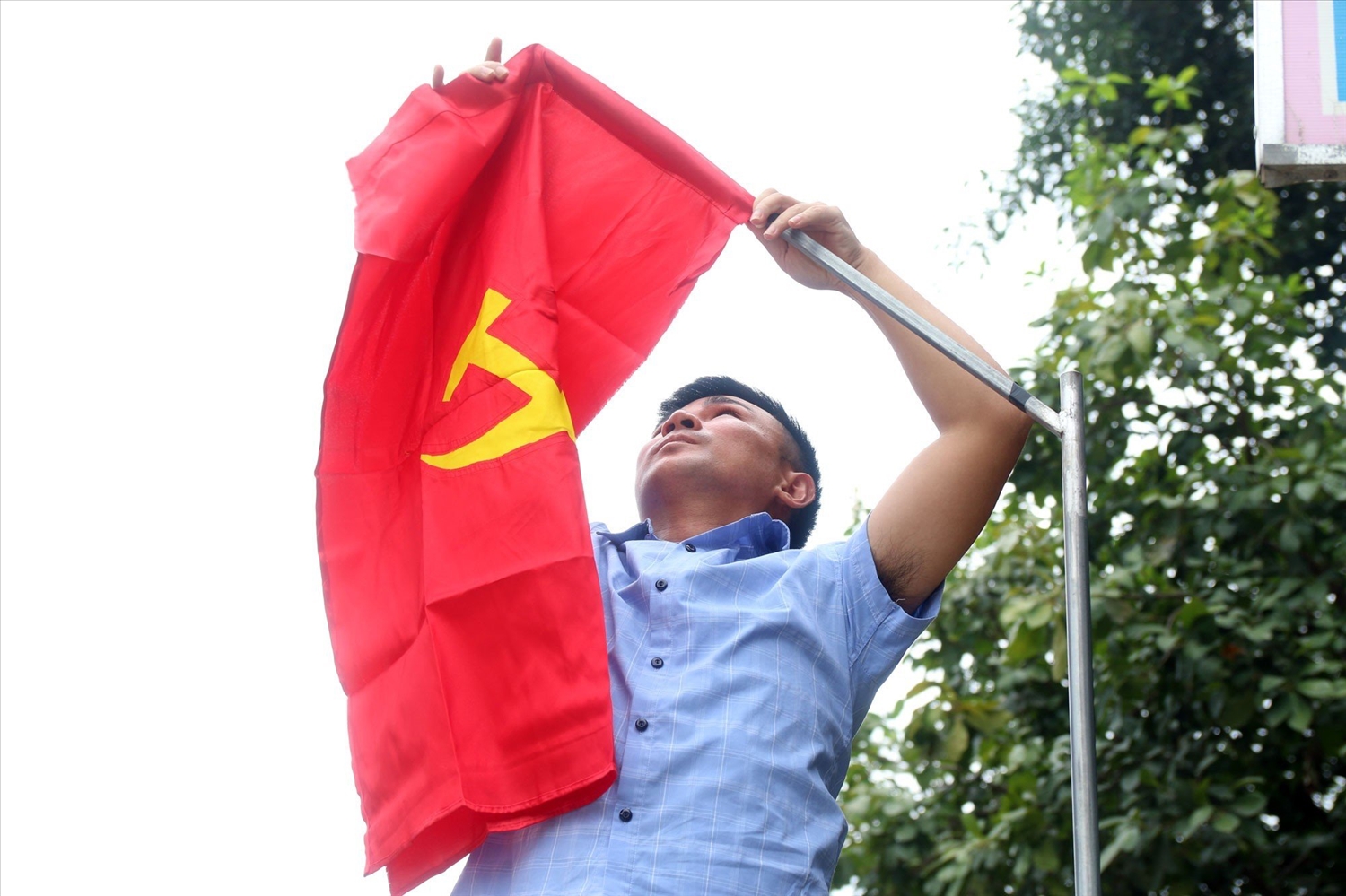Người dân huyện Kỳ Sơn treo cờ đón Tết độc lập