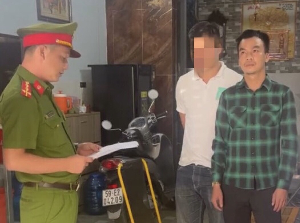 Cơ quan CSĐT Công an huyện Krông Nô thi hành lệnh bắt tạm giam đối với Tạ Xuân Tưởng