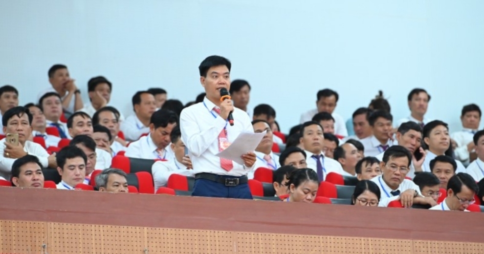 Chủ tịch UBND xã Thanh Tùng (Thanh Chương) Phan Văn Dũng nêu câu hỏi