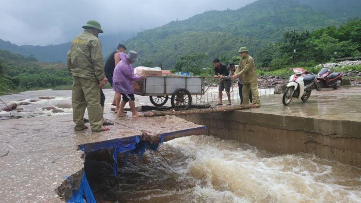 Quảng Bình: Phó Chủ tịch UBND tỉnh kiểm tra khắc phục hậu quả mưa lũ vùng biên giới 1