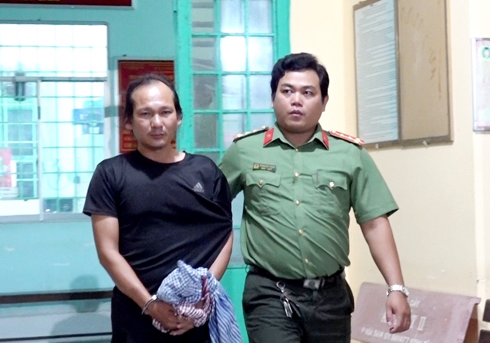 Lực lượng Công an bắt, áp giải Nguyễn Hoàng Nam về nơi giam giữ