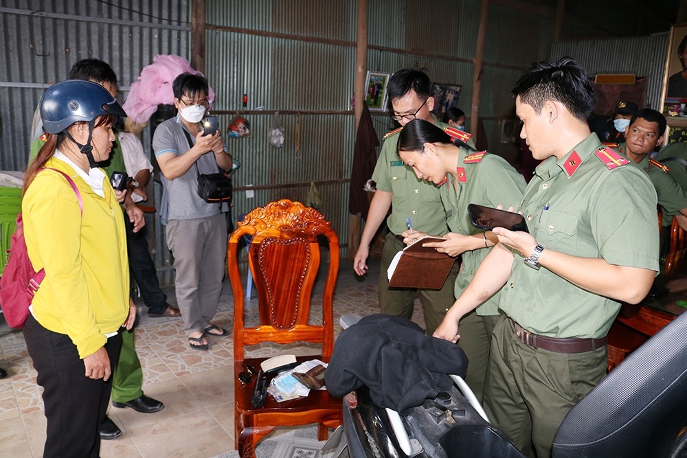 Lực lượng Công an khám xét nơi ở của Nguyễn Hoàng Nam phát hiện, thu giữ nhiều tang vật, tài liệu liên quan
