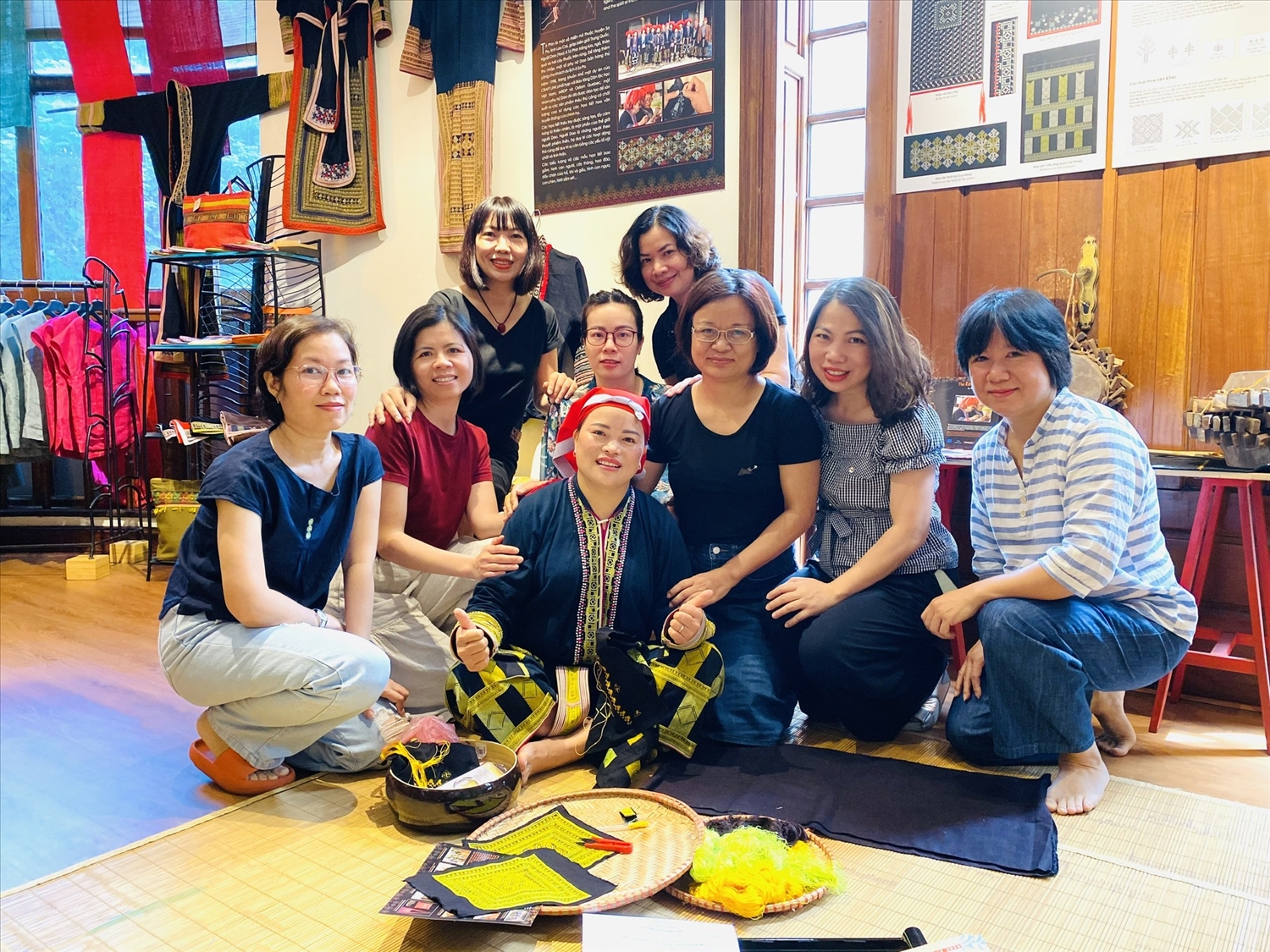 Ngoài hoạt động kinh doanh, Craft Link còn tổ chức các buổi trình diễn nghề thêu, dệt truyền thống của các đồng bào DTTS, để công chúng được trực tiếp tham gia, trải nghiệm (Ảnh: Craft Link)
