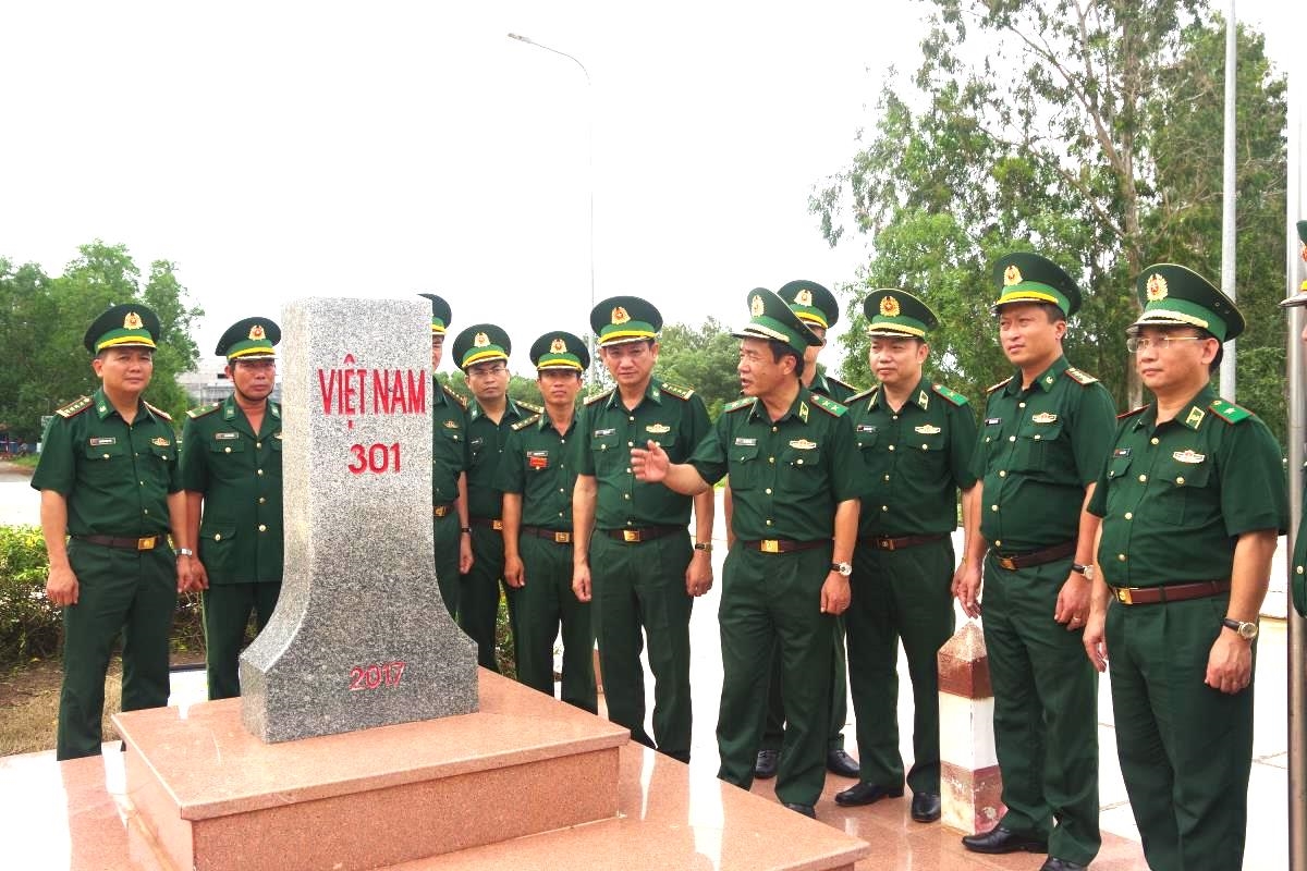 Trung tướng Lê Đức Thái (thứ 4 từ phải qua) kiểm tra công tác quản lý, bảo vệ biên giới tại Đồn Biên phòng cửa khẩu Giang Thành (Kiên Giang)