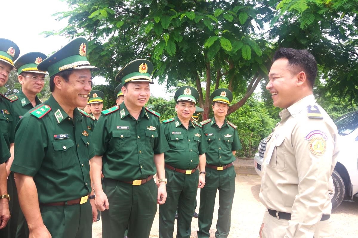Trung tướng Lê Đức Thái thăm hỏi, trao đổi tình hình với cán bộ bảo vệ biên giới Campuchia