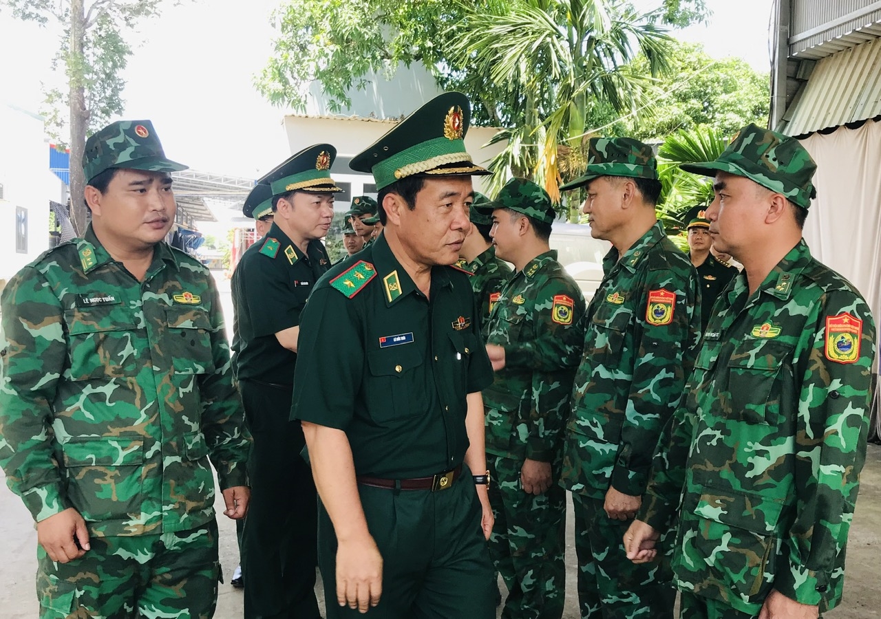 Trung tướng Lê Đức Thái thăm, động viên cán bộ, chiến sỹ Đồn Biên phòng cửa khẩu Long Bình thuộc Bộ đội Biên phòng An Giang