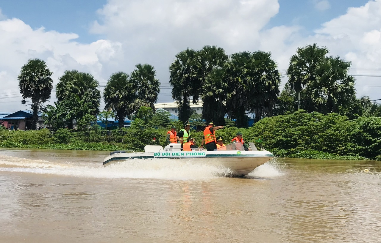 Đoàn công tác khảo sát tuyên biên giới đường sông khu vực cửa khẩu Long Bình, An Phú (An Giang)