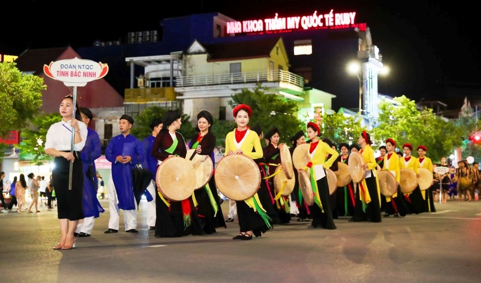 Các đoàn Nghệ thuật quần chúng diễu hành vào phố đi bộ Hồ Tùng Mậu