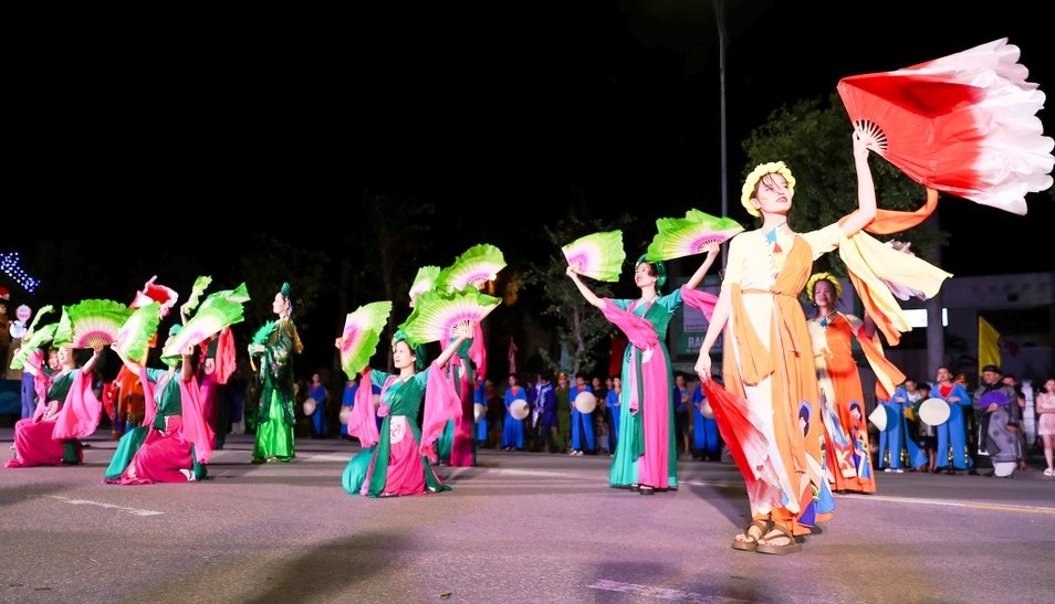 Phố đi bộ Hồ Tùng Mậu lung linh sắc màu trong với Lễ hội đường phố 