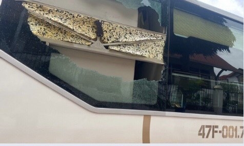Hình ảnh xe ô tô khách bị các đối tượng dùng đá ném vỡ kính