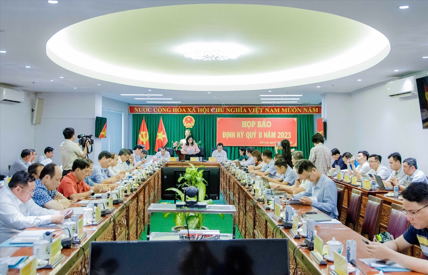 Quang cảnh buổi họp báo định kỳ quý II năm 2023 tỉnh Vĩnh Long