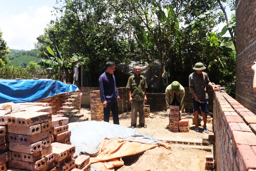 Gia đình ông Lô Đức Hùng, thôn Chè Phạ, xã Đồng Tâm đang tích cực xây dựng và hoàn thiện nhà mới từ sự giúp đỡ của chính quyền địa phương và các nhà hảo tâm