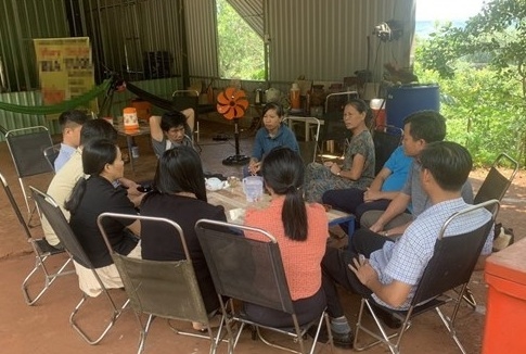 Lãnh đạo Công an huyện Phú Riềng và chính quyền địa phương thăm hỏi động viên gia đình anh Hoàn