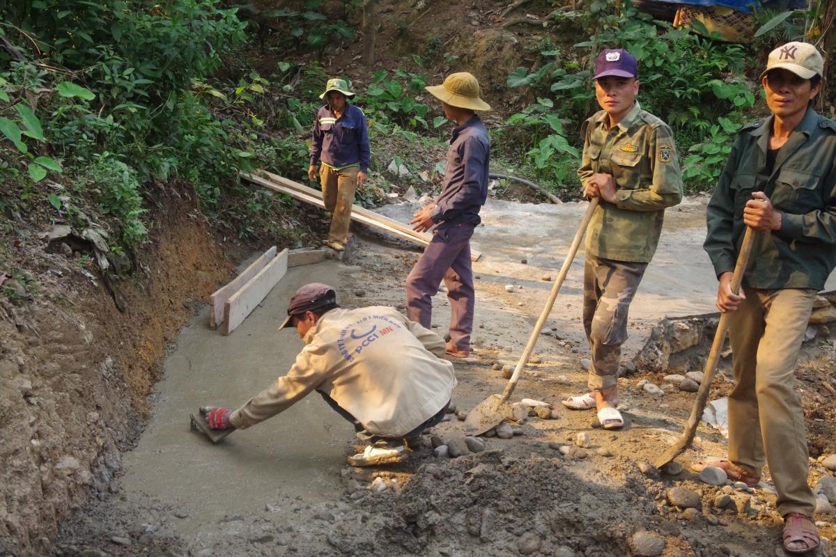 Người dân bản Xiềng Trên, xã Mỹ Lý, huyện Kỳ Sơn xây dựng đường giao thôn nội bản từ nguồn vốn Chương trình MTQG