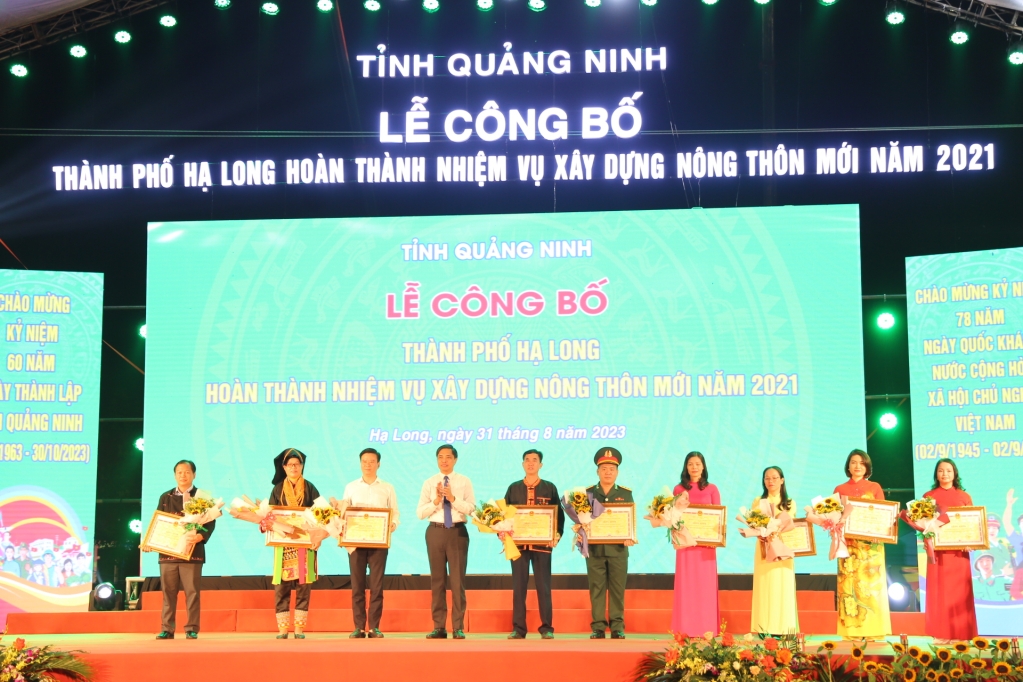Phó Chủ tịch UBND tỉnh Quảng Ninh Vũ Văn Diện trao Bằng khen của UBND tỉnh cho các tập thể có thành tích xuất sắc trong chương trình xây dựng NTM