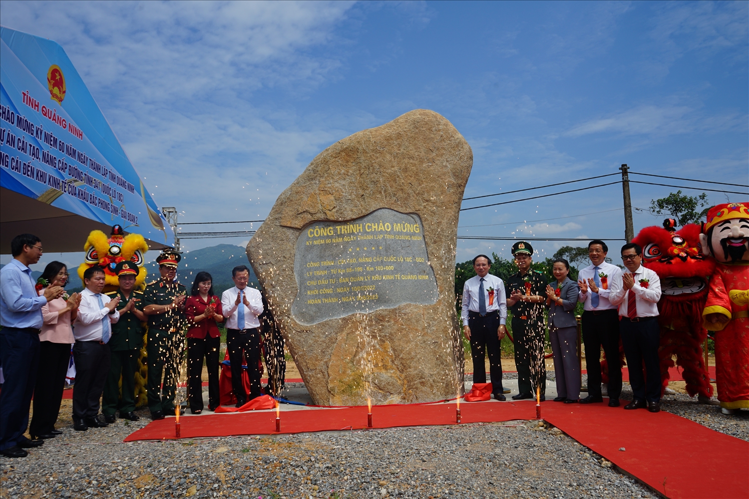 Các đại biểu thực hiện nghi thức gắn biển chào mừng 60 năm thành lập tỉnh Quảng Ninh