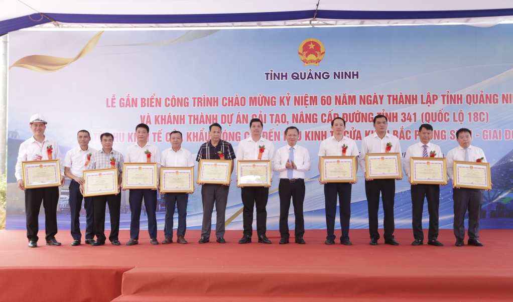 Quyền Chủ tịch UBND tỉnh Quảng Ninh Cao Tường Huy trao Bằng khen cho các tập thể, cá nhân