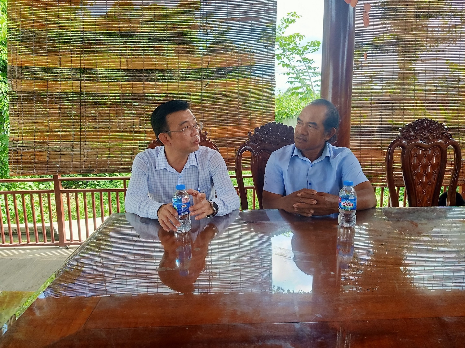 Ông Phạm Ngọc Tài, Phó Chủ tịch UBND Thị trấn Ngãi Giao, huyện Châu Đức (trái) đang trao đổi với ông Đào Văn Giả, Người có uy tín tại khu phố Vinh Thanh (trái) về những kiến nghị, nhu cầu của bà con đồng bào DTTS 