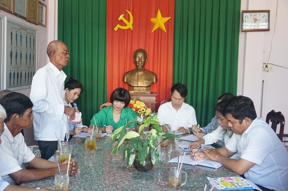 Người có uy tín tại xã Phước Hưng, huyện Trà Cú phát biểu, chia sẻ về báo Dân tộc và Phát triển cùng việc cấp phát báo trong thời gian qua