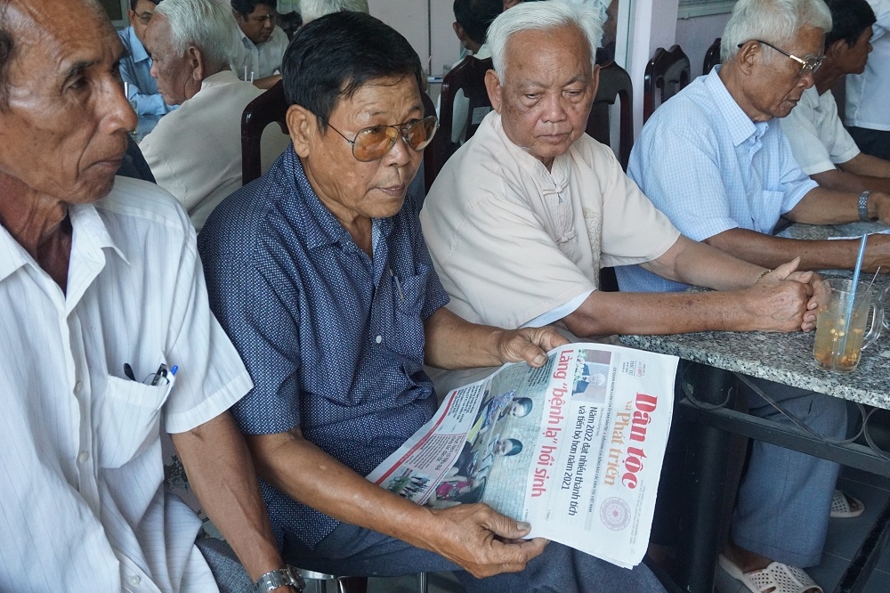 Người có uy tín tại xã Phước Hưng, huyện Trà Cú đang góp ý với đoàn công tác về các nội dung, thông tin tuyên truyền trên báo Dân tộc và Phát triển