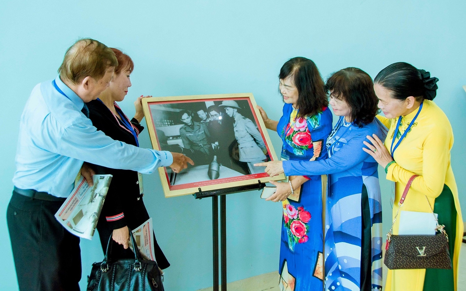 Các đại biểu tham quan ảnh triển lãm về Giáo sư, Viện sĩ, Thiếu tướng, Anh hùng Lao động Trần Đại Nghĩa.