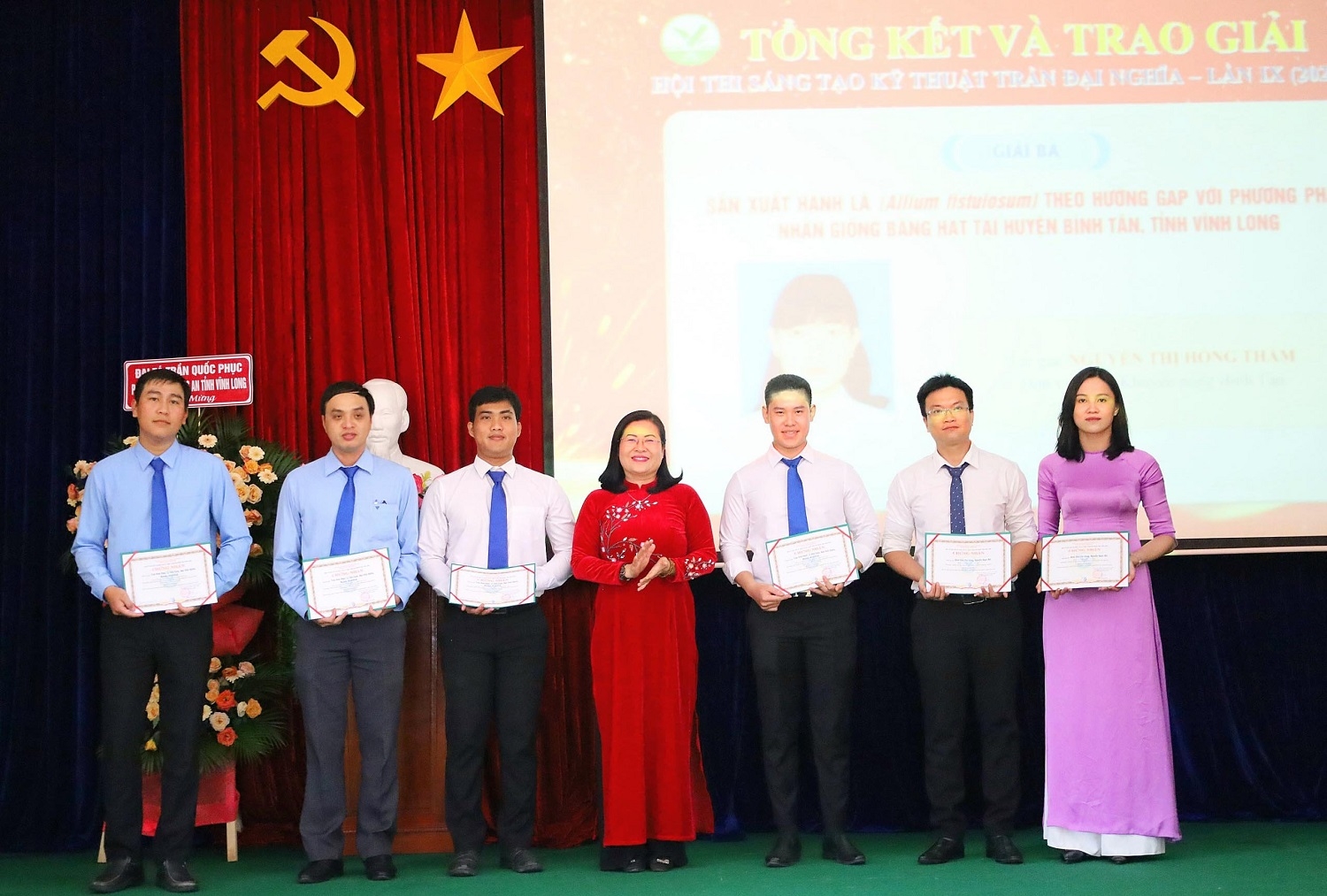 Bà Nguyễn Thị Minh Trang - Trưởng Ban Tuyên giáo Tỉnh ủy Vĩnh Long trao giải ba cho các tác giả