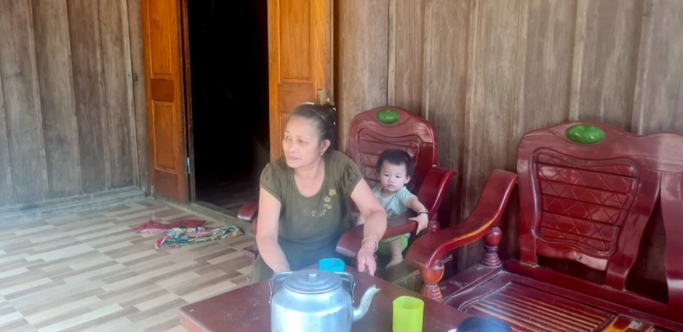 Con trai và con dâu đi làm ăn xa, bà Vi Thị Tím ở bản Văng Môn xã Tam Hợp ở nhà trông cháu - ảnh CTV