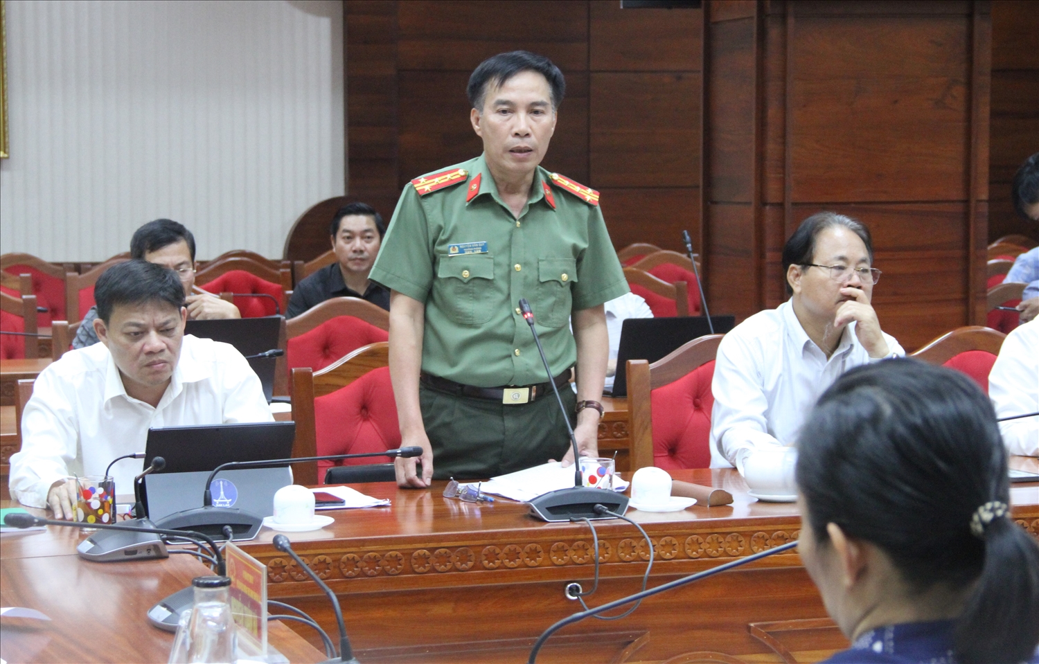 Đại tá Nguyễn Văn Quy, Trưởng phòng tham mưu, Công an tỉnh Đắk Lắk thông tin tại buổi họp báo