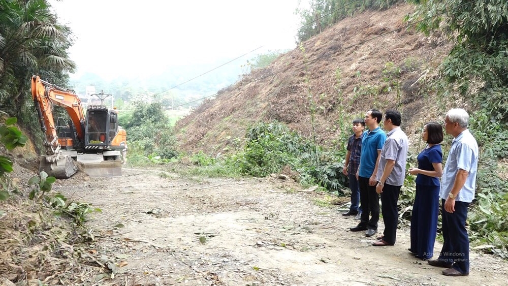 Lãnh đạo huyện Phú Lương kiểm tra tiến độ thi công tuyến đường lên xóm Ba Họ, xã Yên Ninh