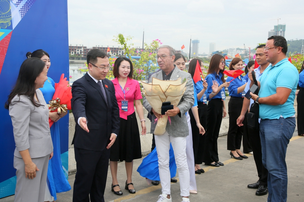 Lãnh đạo tỉnh Quảng Ninh tặng hoa đón tiếp đoàn tại Cảng tàu khách quốc tế Hạ Long