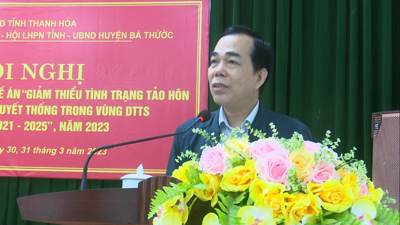 Ông Cầm Bá Tường, Phó trưởng Ban Dân tộc tỉnh Thanh Hóa phát biểu tại hội nghị tuyên truyền về tảo hôn và hôn nhân cận huyết thống tại huyện Bá Thước