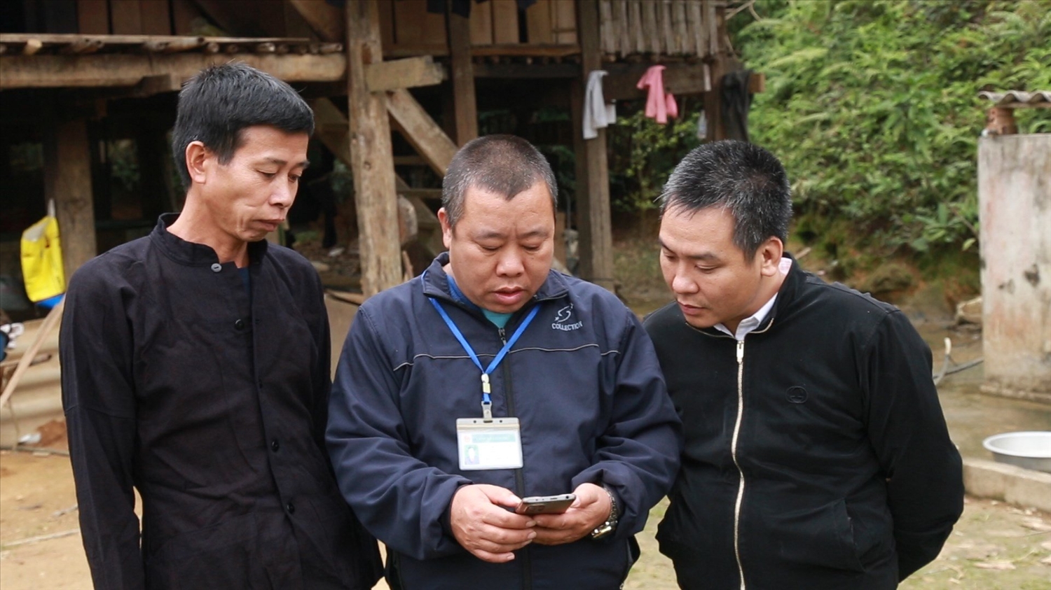 Hướng dẫn người dân các thôn bản vùng sâu, vùng xa khai thác thông tin từ thiết bị điện thoại thông minh