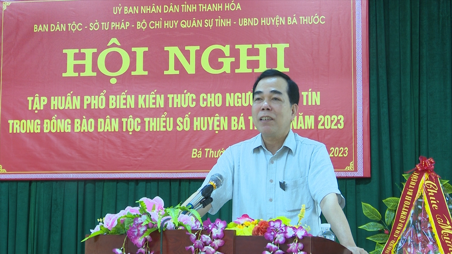 Ông Cầm Bá Tường, Phó trưởng Ban Dân tộc tỉnh Thanh Hóa phát biểu tại hội nghị tập huấn phổ biến kiến thức cho Người có uy tín tại huyện Bá Thước