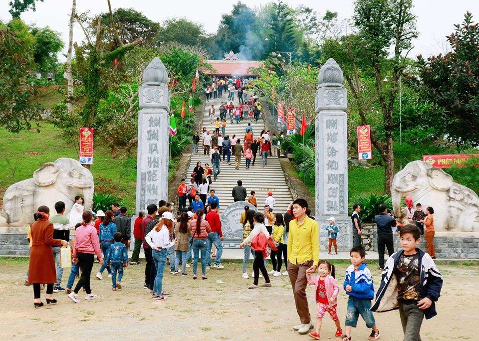 Đông đảo du khách về với lễ hội đền Choọng huyện Quỳ Hợp