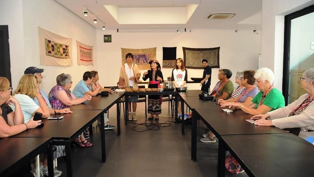 Giới thiệu sản phẩm thổ cẩm Hoa Tiến huyện Quỳ Châu đến du khách nước ngoài