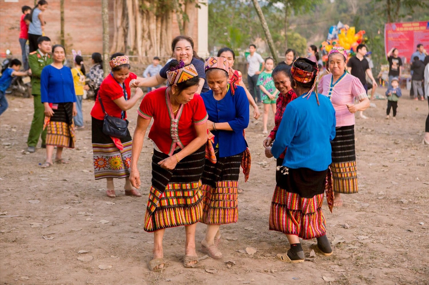 Những vũ điệu mang đậm tính truyền thống được thể hiện trong lễ hội đền Vạn - Cửa Rào