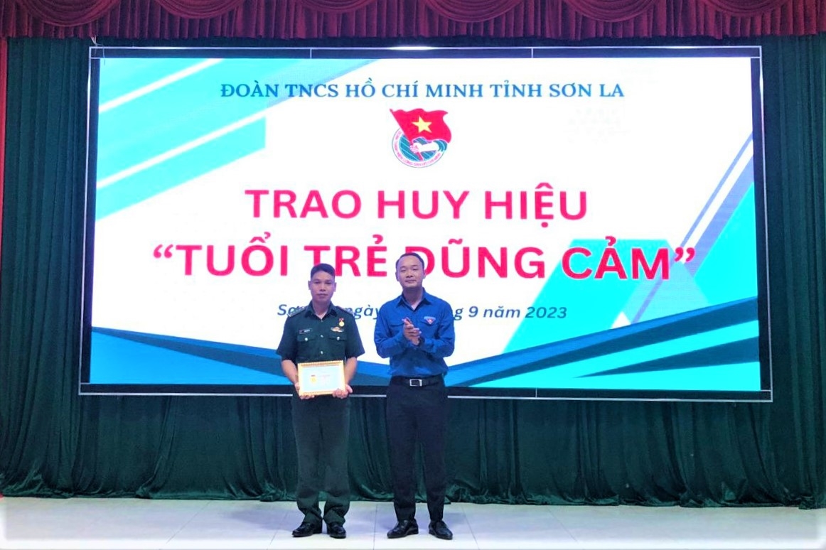 Thừa ủy quyền của Trung ương Đoàn Thanh niên Cộng sản Hồ Chí Minh, Phó Bí thư Thường trực Tỉnh đoàn Sơn La Nguyễn Duy Dũng đã trao Huy hiệu “Tuổi trẻ dũng cảm” cho Đại úy Quàng Văn Tám