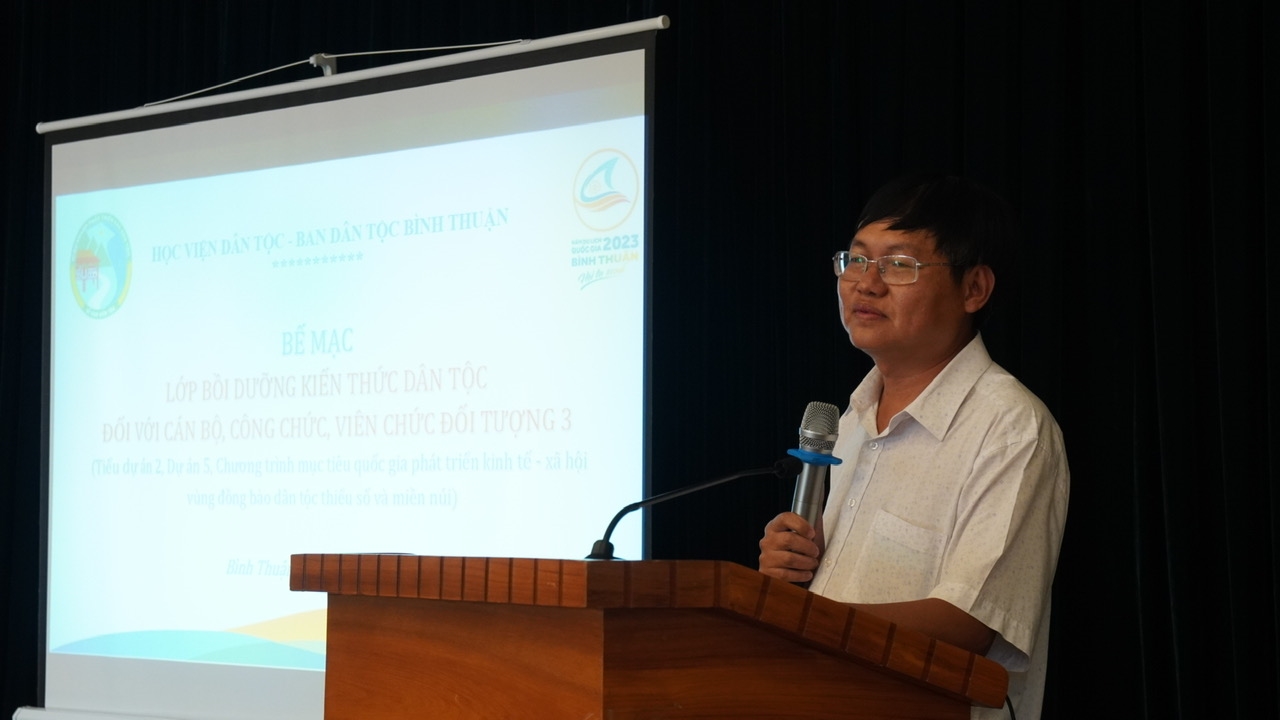 Ông Nguyễn Minh Tân - Trưởng Ban Dân tộc tỉnh Bình Thuận phát biểu bế mạc lớp tập huấn