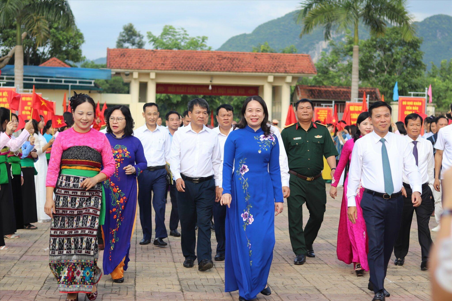 Phó Chủ tịch nước Võ Thị Ánh Xuân cùng đoàn công tác về dự lễ khai giảng tại Trường THPT Dân tộc nội trú Ngọc Lặc (Thanh Hóa)