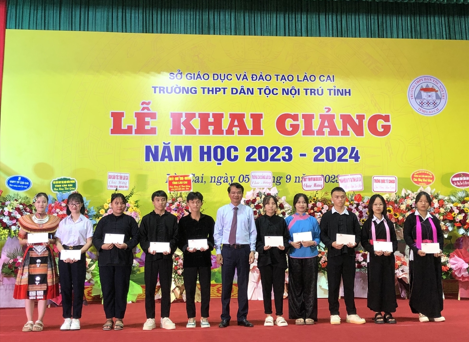 Bí thư Tỉnh ủy Lào Cai Đặng Xuân Phong trao phần thưởng cho các học sinh đạt kết quả xuất sắc trong học tập