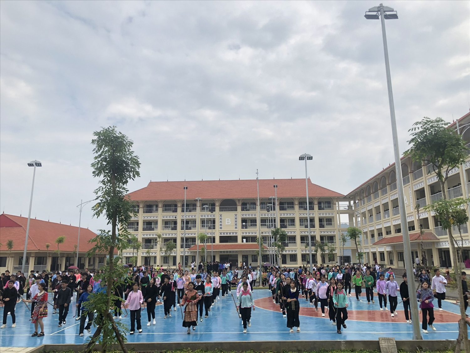 Thầy và trò Trường THPTDTNT tỉnh Lào Cai chuyển về địa điểm mới được xây dựng khang trang, hiện đại